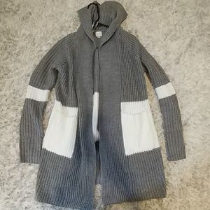 Grey and white hooded sweater with pockets